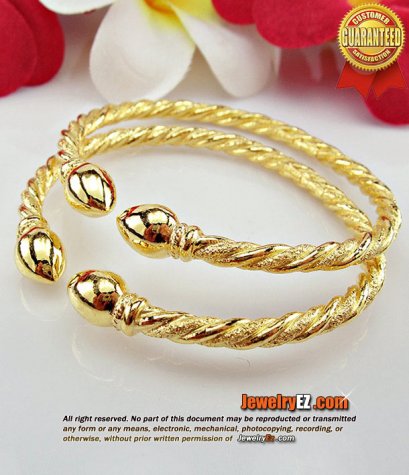 กำไลทอง 96.5 เปอร์เซ็นต์ น้ำหนักชิ้นละ 1 บาทค่ะ ลายหัวบัวค่ะ