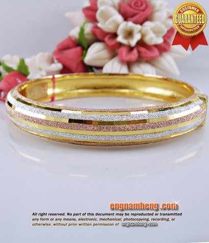 กำไลทอง 96.5% น้ำหนักทอง 2 บาท (30.4 กรัม) ชุบ 3 สี ลงทรายสวยๆ ตัดเงาสวยวิบวับค่ะ