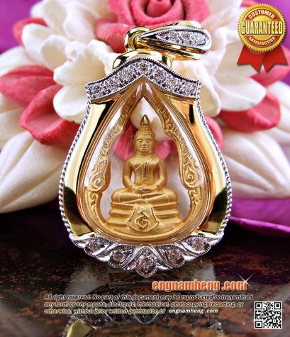 หลวงพ่อโสธรลายกนก รุ่นอุดมโชคโภคทรัพย์ ปี50 เนื้อทองคำ เลี่ยมกรอบทองคำประดับเพชรเบลเยี่ยม พิมพ์สวยงามมากๆค่ะ