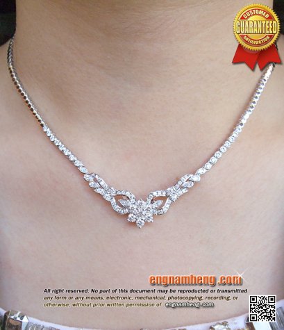 สร้อยคอเพชรเบลเยี่ยมคัทน้ำ 98 (F-Color/VVS1) น้ำหนักเพชร 2.63 กะรัต เพชรกระจุกตรงกลางเม็ดใหญ่ค่ะ  เพชรขาวสุดๆ เล่นไฟดีมากๆค่ะ ลวดลายสวยหวานน่ารักมากๆค่ะ