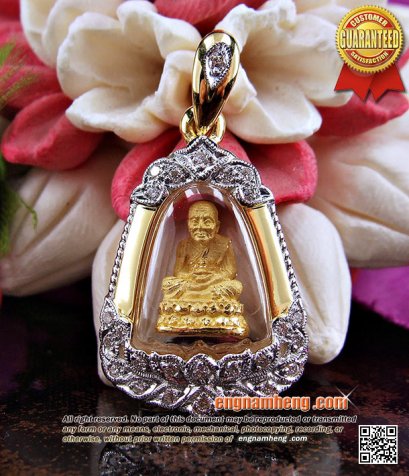หลวงปู่ทวด เนื้อทองคำ รุ่นฉลองกรุงรัตนโกสินทร์ 220 ปี เลี่ยมกรอบทองคำประดับเพชรเบลเยี่ยม บูชาติดตัวเป็นศิริมงคลค่ะ