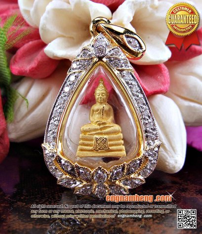 หลวงพ่อโสธร รุ่นดวงชะตาคู่ชีวิต ปี2547 เนื้อทองคำ เลี่ยมกรอบทองคำประดับเพชรเบลเยี่ยม ขนาดน่ารักค่ะ