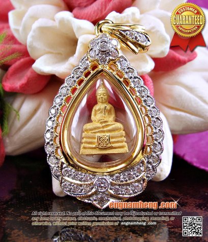 หลวงพ่อโสธร รุ่นดวงชะตาคู่ชีวิต ปี2547 เนื้อทองคำ เลี่ยมกรอบทองคำประดับเพชรเบลเยี่ยม กรอบฉลุลายสวยงามค่ะ