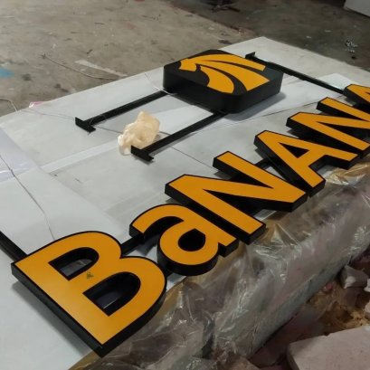 ป้ายตัวอักษรไฟออกหน้า บริษัทบานาน่า รับทำป้ายบริษัท ป้ายอักษร ป้ายไฟโลโก้ ป้ายหน้าร้าน