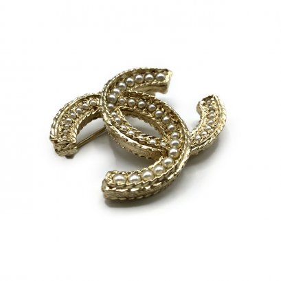 New Chanel CC Brooch 4.5 CM in Pearls GHW