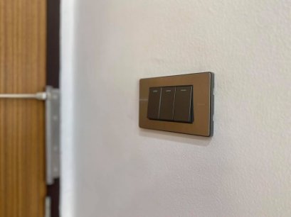 สวิตซ์ไฟรูมอสพลัส