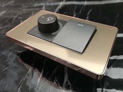 สวิตช์ไฟฟ้าแบบ Dimmer + 1.5G(ปุ่มกลาง) สองทาง พร้อมกรอบสีโรสโกลด์