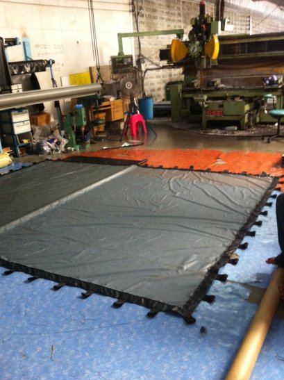 เนื้อจอโปรเจคเตอร์ ฉายหลัง ขนาด 3.2x4.2 เมตร พร้อมเย็บขอบติด ตีนตุ๊กแก ห่าง 20 cm