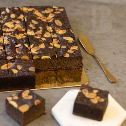 มินิบราวนี่ฟัดจ์ โรยหน้าอัลมอนด์