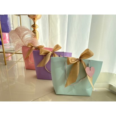 ถุงกระดาษพร้อมโบว์สีทองพร้อมส่งกันแล้วนะคะ