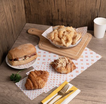 กระดาษรองขนมปัง ลายกนก ลายไทย กระดาษรองของทอด รองอาหาร ผลิตและออกแบบโดยโรงงานของเราเอง ขนาด 12x12 นิ้ว (1 แพค 100 ชิ้น)