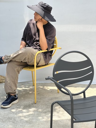 เก้าอี้รุ่น Flowing Rhythm มีที่วางแขนด้านซ้าย