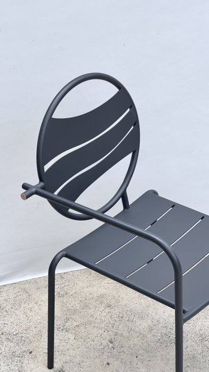 เก้าอี้รุ่น Flowing Rhythm มีที่วางแขนข้างขวา