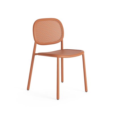 รายละเอียดวัสดุและโครงอะลูมิเนียมของเก้าอี้เอ้าดอร์ Gusto Stackable Sidechair สี Rust Matt | Gusto outdoor sidechair close-up by ms natural design