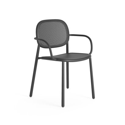 รายละเอียดวัสดุและโครงอะลูมิเนียมของเก้าอี้เอ้าดอร์ Gusto Stackable Armchair สี Charcoal Matt | Gusto outdoor chair close-up by ms natural design