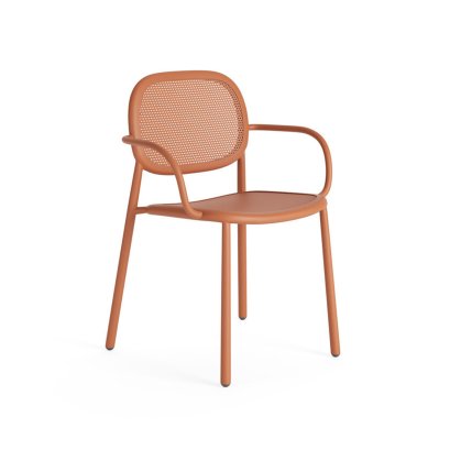 รายละเอียดวัสดุและโครงอะลูมิเนียมของเก้าอี้เอ้าดอร์ Gusto Stackable Armchair สี Rust Matt | Gusto outdoor chair close-up by ms natural design