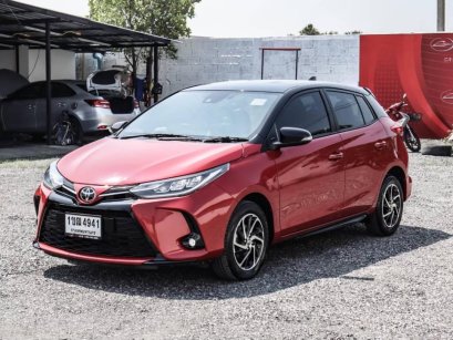 Toyota Yaris 1.2 อี สีแดง สปอร์ต พรีเมี่ยมกียร์ออโต้