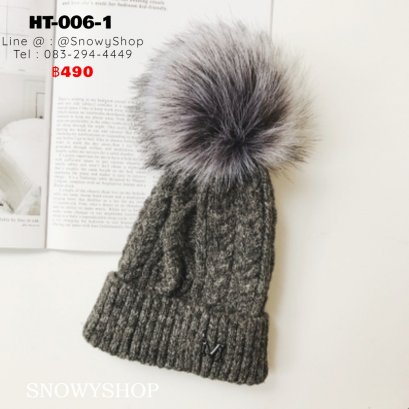 [พร้อมส่ง] [HT-006-1] หมวกไหมพรมกันหนาวสีเทาเข้มถักลายสวย  มีจุกเฟอร์ด้านบน ปักอักษร M