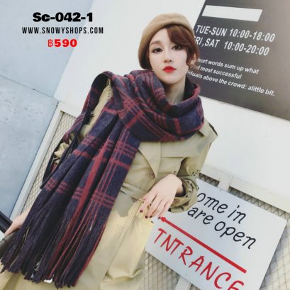 [พร้อมส่ง] [Sc-042-1] Scarf ผ้าพันคอไหมพรมสีน้ำเงินแถบแดง ผ้าวูลนิ่ม ปลายพู่ระบาย