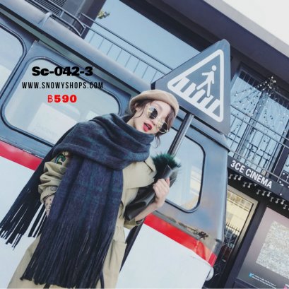 [พร้อมส่ง] [Sc-042-3] Scarf ผ้าพันคอไหมพรมสีน้ำเงินแถบเขียว ผ้าวูลนิ่ม ปลายพู่ระบาย