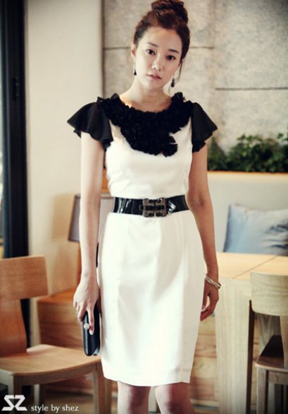  [[*พร้อมส่ง S]] [SZ-1159] SZ++เดรส++คอแต่งด้วยผ้าซีฟองสีดำระย้าๆ เดรสสีขาวกระโปรงสั้นเข้ารูปอย่างดี พร้อมเข็มขัดสีดำค่ะ