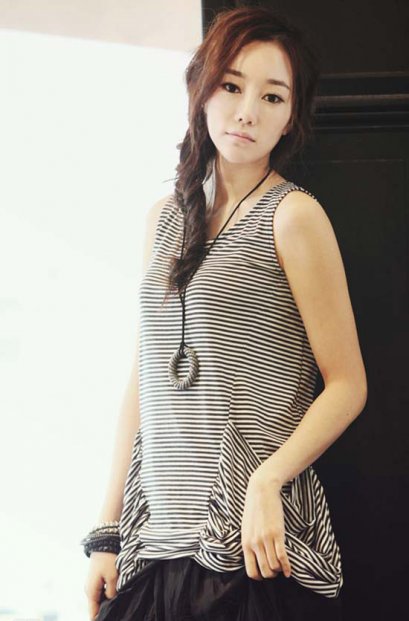  [[*พร้อมส่ง F]] [SZ-1613] SZ++เสื้อ++เสื้อผ้ายืดลายทางขาวดำแขนกุด ปลายเสื้อมีกระเป๋า 2 ข้างใหญ่ๆค่ะ