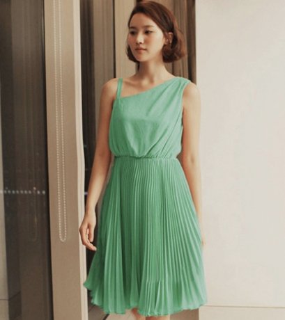  [*พร้อมส่ง L ] [SZ-3895] Shezyy++เดรส++เดรสสีเขียวไหล่เดี่ยว กระโปรงอัดพรีท