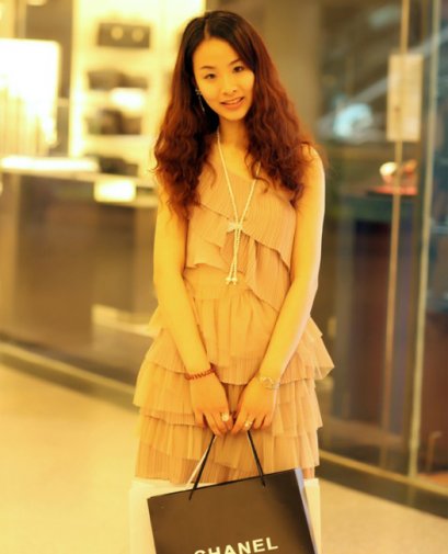      [*พร้อมส่งS M ] [SZ-3901] Shezyy++เดรส++เดรสสีครีมไหล่เดี่ยว ผ้าอัดพรีทระบายชั้น 