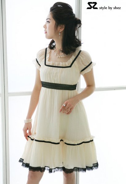  [[*พร้อมส่ง F]] [SZ-8064] SZ++เดรส++เดรสผ้าซีฟองอัดกรีบสีครีม แขนตุ๊กตา คอกว้าง กระโปรงยาวแต่งขอบด้วยผ้าสีดำค่ะ