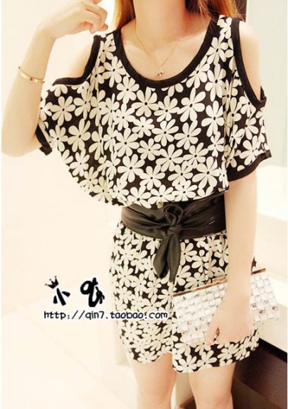      [[พร้อมส่ง]] [Wu-072] Wu++เดรส++เดรสโชว์ไหล่ลายดอกไม้ พร้อมผ้าผูกเอว 