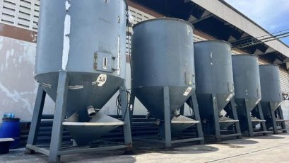 ไซโลผสมวัตถุดิบงานสเตนเลส( SILO STAINLESS ) ขนาด 5000 kg (5 ton) เส้นผ่าศูนย์กลาง 2 เมตร (200 cm) / สูงรวม 3.9 เมตร (390 cm) มอเตอร์ขนาด 10 HP 6 POLE 960 RPM 380V งานสเตนเลสสภาพสวยของตัดประมูล เข้ามา 5 ใบ