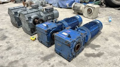 มอเตอร์เกียร์ทดกำลัง SEW & SUMITOMO 380Vรุ่นพิเศษมีระบบเบรคในตัว คู่เหมือนเข้ามา 2 คู่ / 4 ตัว เป็นรุ่นเพลาข้าง สภาพสวยพร้อมใช้