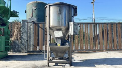 ไซโลผสมวัตถุดิบงานสเตนเลส ขนาดบรรจุ 300 kg งานสเตนเลสทั้งตัวห้องและใบ มีระบบสกรูลำเลียงวัตถุดิบอยู่ด้านใน 380V