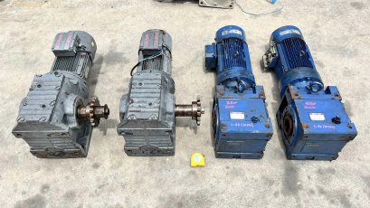 มอเตอร์เกียร์ทดกำลัง SEW & SUMITOMO 380V รุ่นพิเศษมีระบบเบรคในตัว คู่เหมือนเข้ามา 2 คู่ 4 ตัว เป็นรุ่นเพลาข้าง สภาพสวยพร้อมใช้