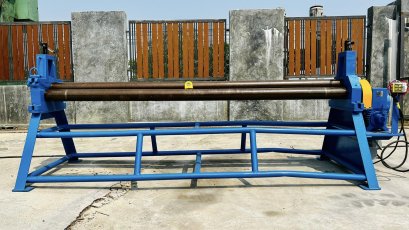 เครื่องม้วนเหล็กแผ่น ขนาด 8 ฟุต (240 cm ) เพลาลูกกลิ้งตัน โต 4” / ยาว 250 cm / ม้วนหนา 4 mm / ระบบไฟบ้าน 2 สาย 220V สภาพสวยพร้อมใช้งาน