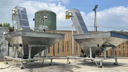 สายพานลำเลียงสเตนเลส(Conveyor) ความยาว 2.7 เมตร แบบรางคู่ 8” / 8” พร้อมบัคเก็ตบรรจุขนาดใหญ่ 180 x 200 cm งานสเตนเลสอย่างดีสภาพสวยสดใหม่