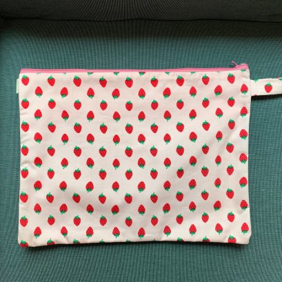 A3 Single Pocket (Strawberry)/ กระเป๋าเปียกช่องเดียวลายสตรอเบอรี่