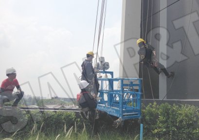 การติดตั้งบนอาคารสูง ผ่านมาตรฐาน IRATA และ BS 7985 