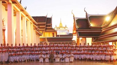 "พิธีขลิบผมและมอบผ้าไตรแก่กุลบุตรโครงการอุปสมบทหมู่นวกะโพธิ รวมใจภักดิ์รักแผ่นดิน รุ่น ๑๐ 