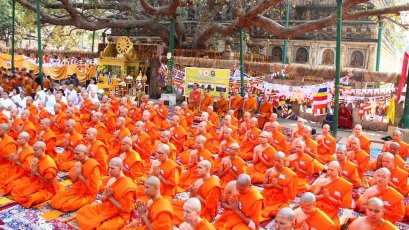 วัดไทยพุทธยาจัดบวชนักเรียนโรงเรียนนายร้อย