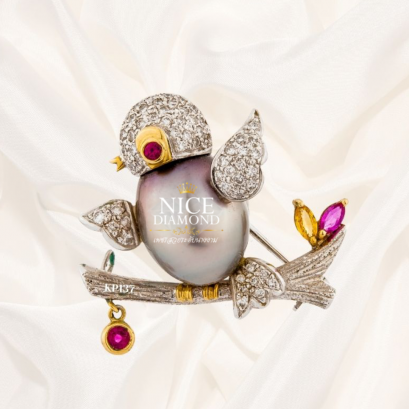 เข็มกลัดมุกรูปนกน่ารักเกาะกิ่งไม้เพชรสวยสดใสไม่เหมือนใคร มีที่เดียวที่ร้านเพชร Nice Diamond ดิโอลด์สยามเท่านั้น