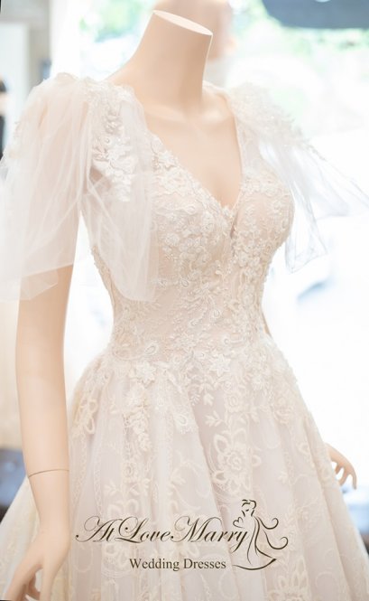 9 แบบคอเสื้อสำหรับเจ้าสาวที่ช่วยให้การเลือกชุดของคุณง่ายขึ้น