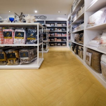 ปูกระเบื้องยางลายไม้ปูกาวสำหรับพื้นสำนักงาน