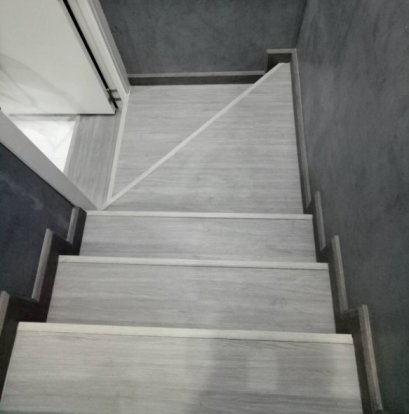 กระเบื้องยางลายไม้ปูทับพื้นปูนทำบันได