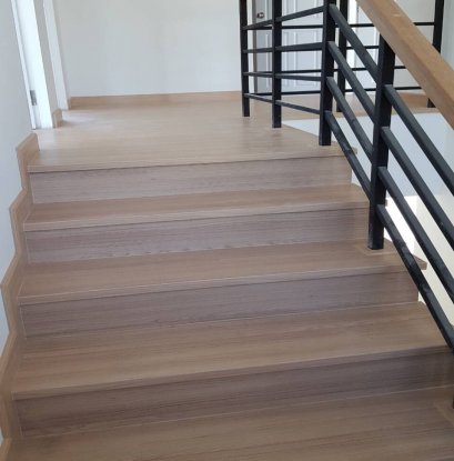 บันไดพื้นไม้ลามิเนตลายไม้ปุทับบันไดเดิม
