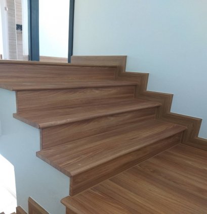 ติดตั้งบันไดไม้ลามิเนตสำเร็จรูปสำหรับบันไดบ้าน