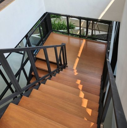 บันไดไม้จริงสำหรับบันไดสำนักงาน