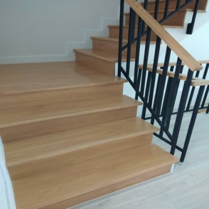 บันไดไม้ยางราคาถูกใช้กับพื้นบ้านสวยงาม