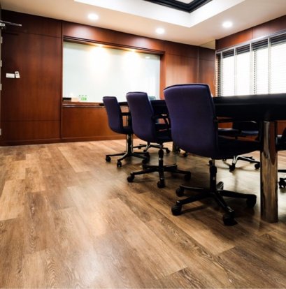 ปูกระเบื้องยางลายไม้ปูกาวสำหรับพื้นสำนักงาน