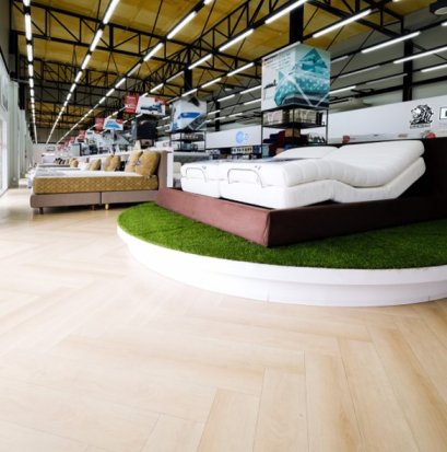 ปูกระเบื้องยางลายไม้ปูกาวสำหรับพื้นสำนักงาน